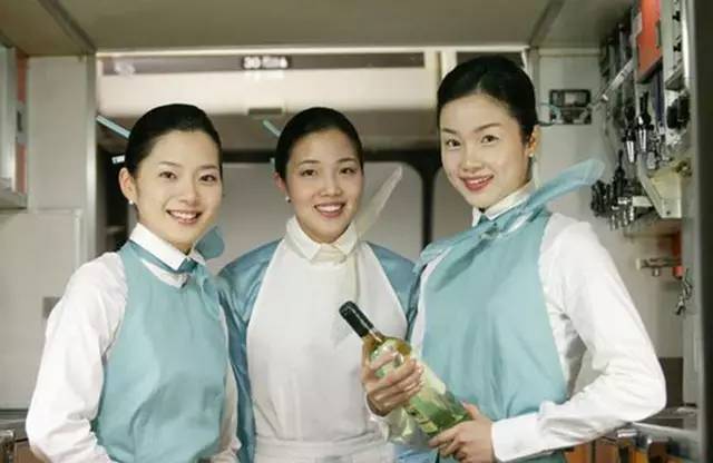 世界航空服赏析,大韩航空白色和蓝色制服