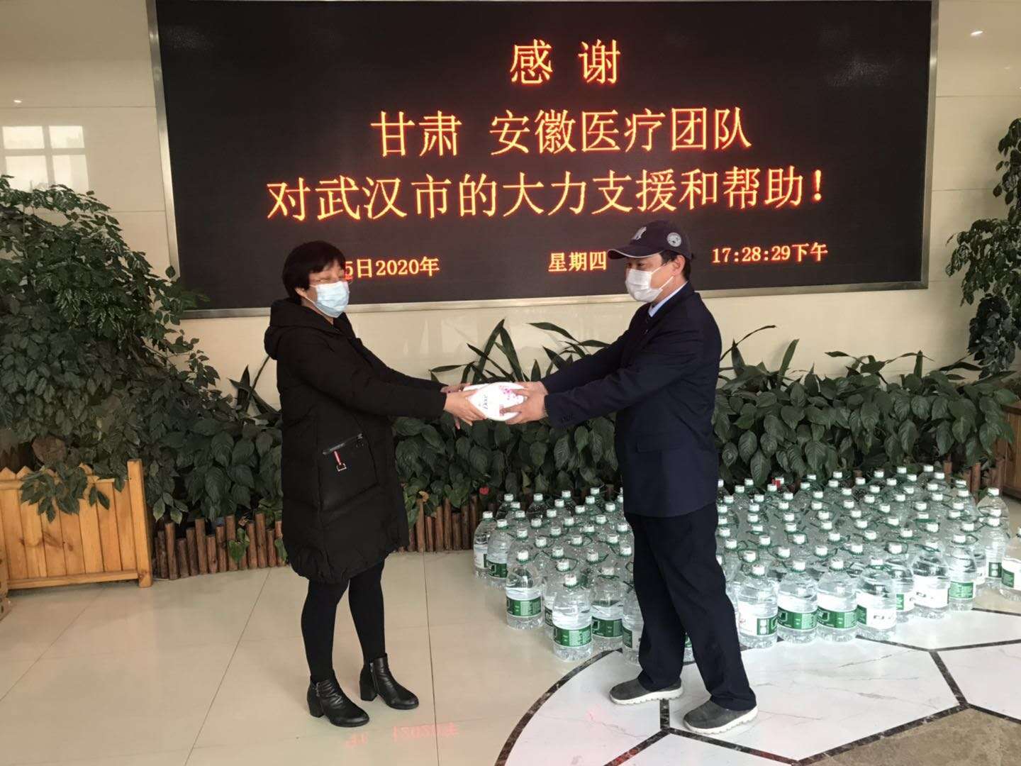 公交爱心服务队抗击疫情,公交志愿者暖心服务春运