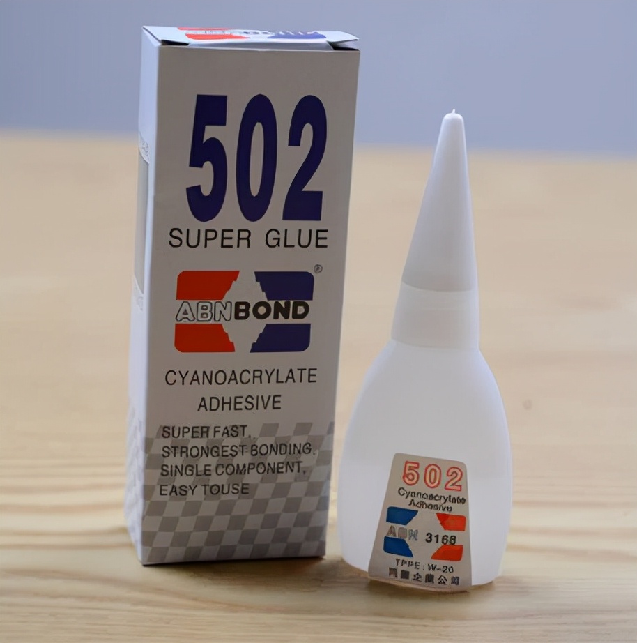 用502胶粘人事故,两小伙被502胶水粘住了