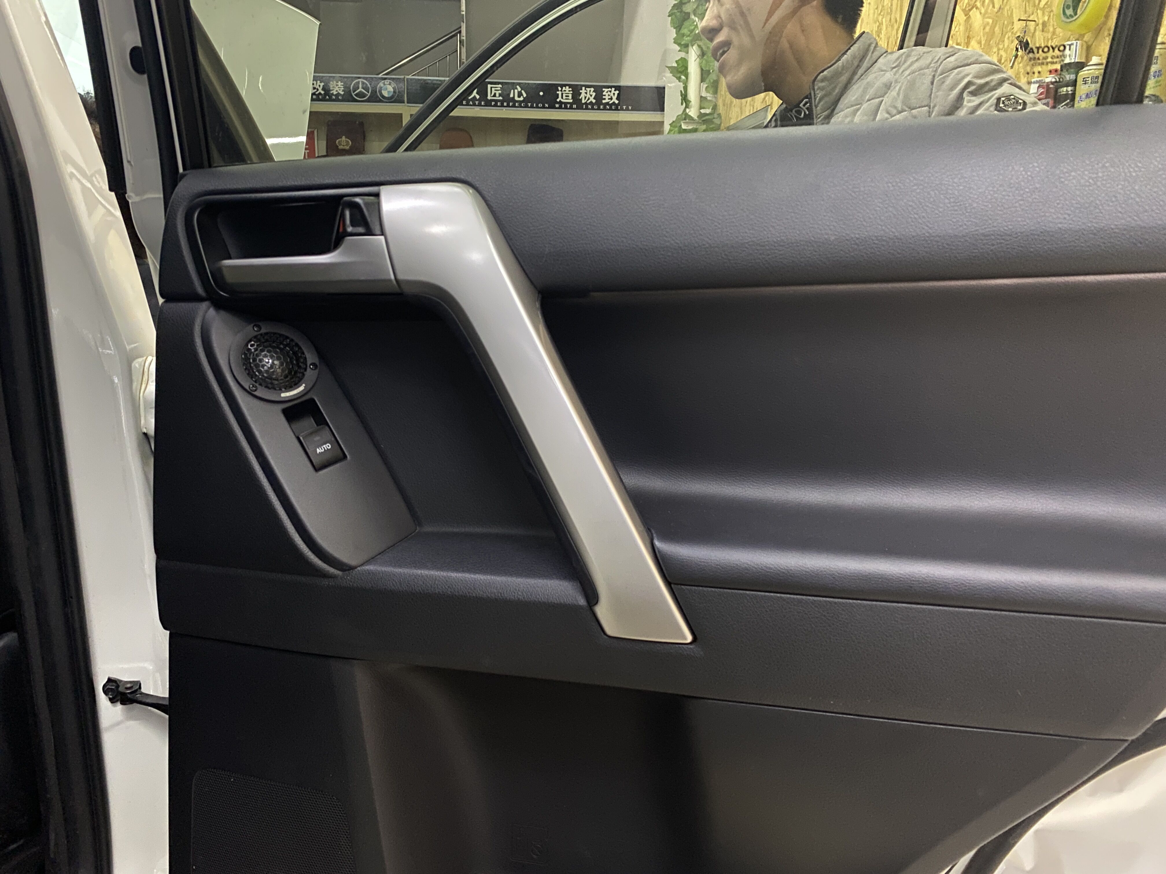 赤峰汽车音响改装鑫航改装丰田霸道升级四门隔音丹拿40周年喇叭