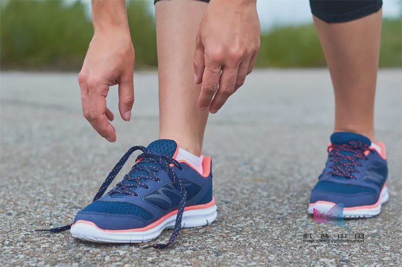 系的鞋带老爱松开是鞋带的问题吗,鞋带为什么老是松