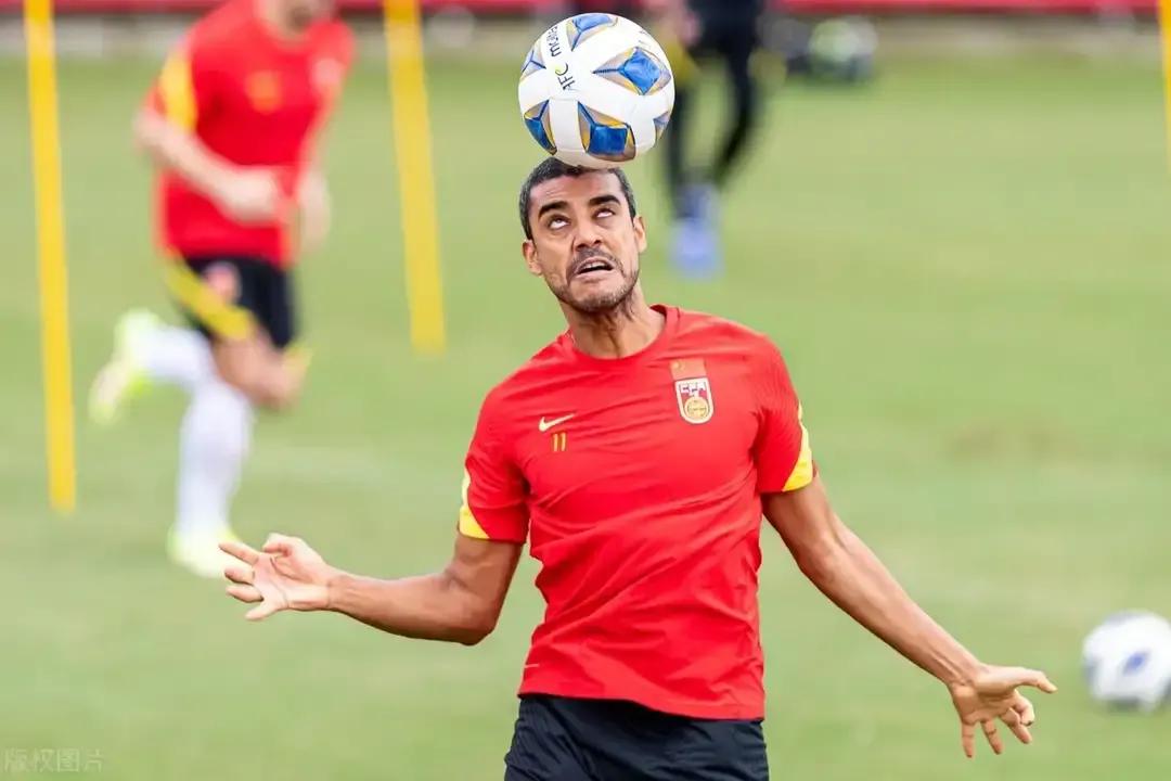 武磊荣登世界杯海报,武磊国家队亮球衣