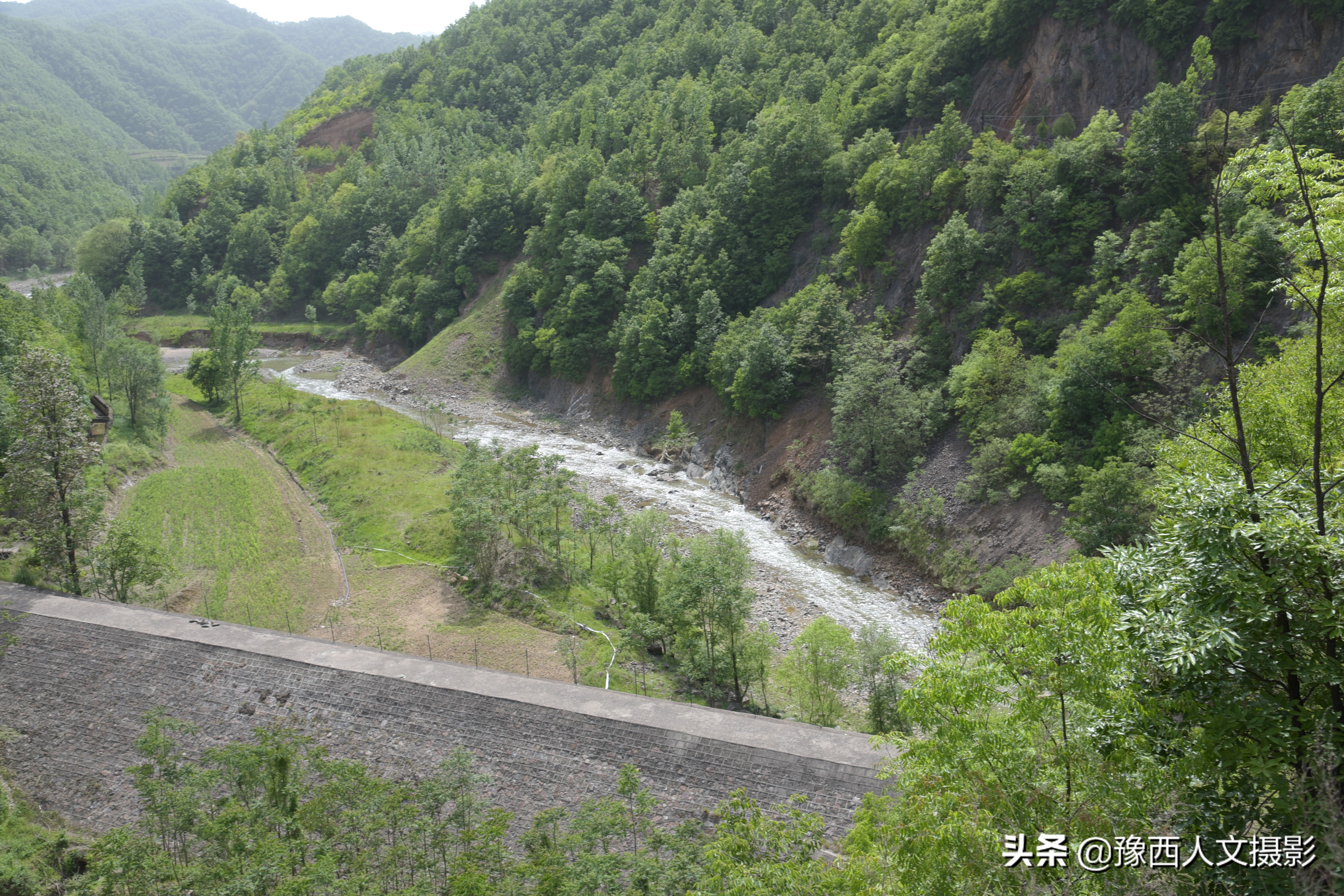 悬崖峭壁上现神秘山洞,大山山顶发现巨大深洞