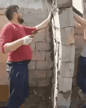 穿恨天高坐地铁的社死现场,两位男士都不忍看这次“崴脚表演”