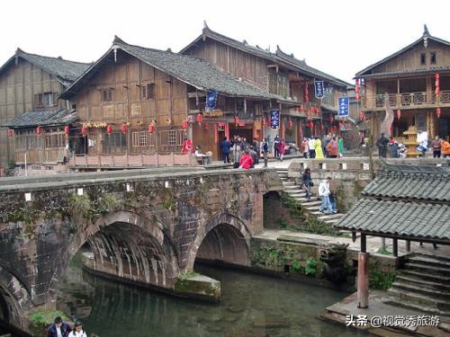 依山傍水，田园小丘，木屋为舍，石板铺街，四川雅安上里古镇