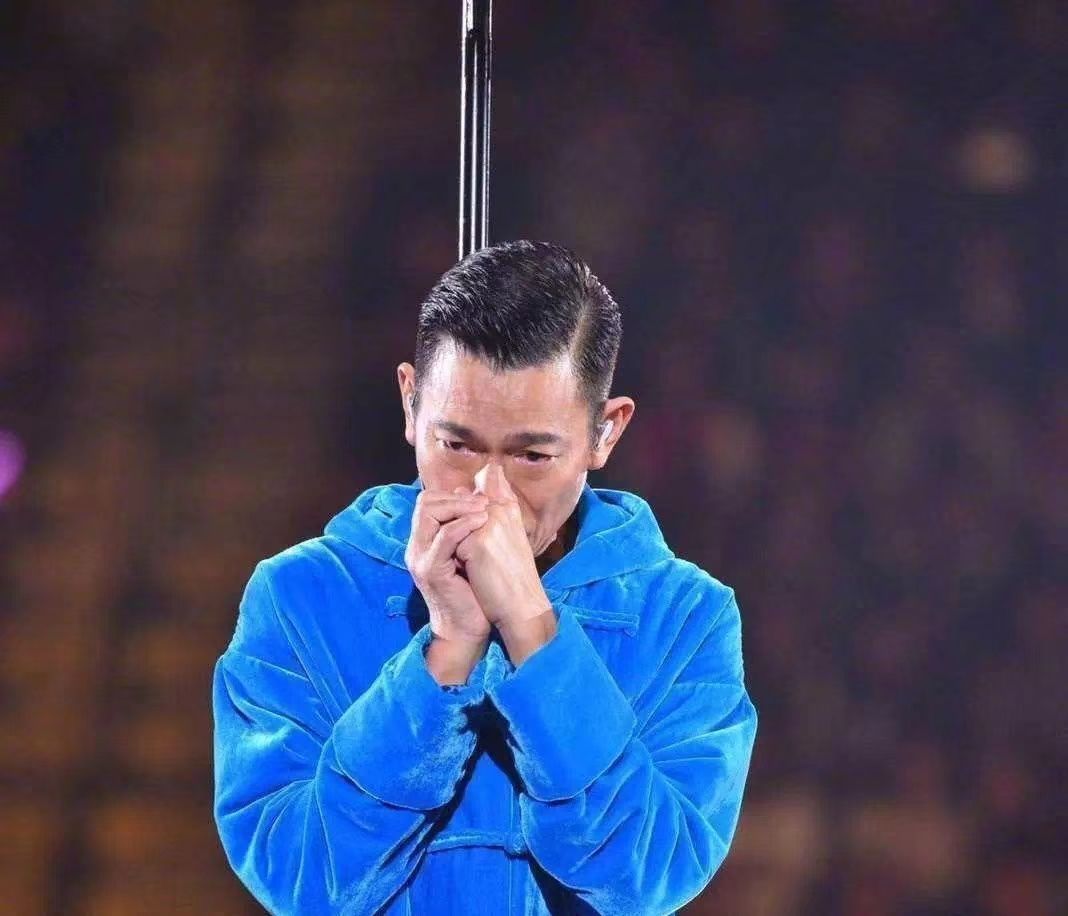 刘德华演唱会只唱3首就取消：不必道歉，敬业的人才会这样做！