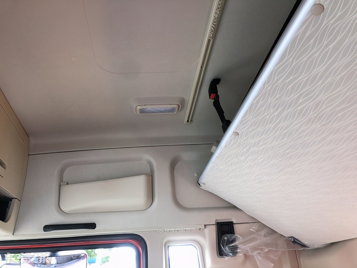 陕汽德龙新款m3000天然气车,德龙m3000牵引车拉大件