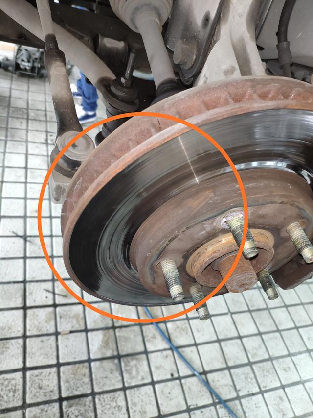 别克君威100公里刹车测试,别克君威刹车盘磨损严重