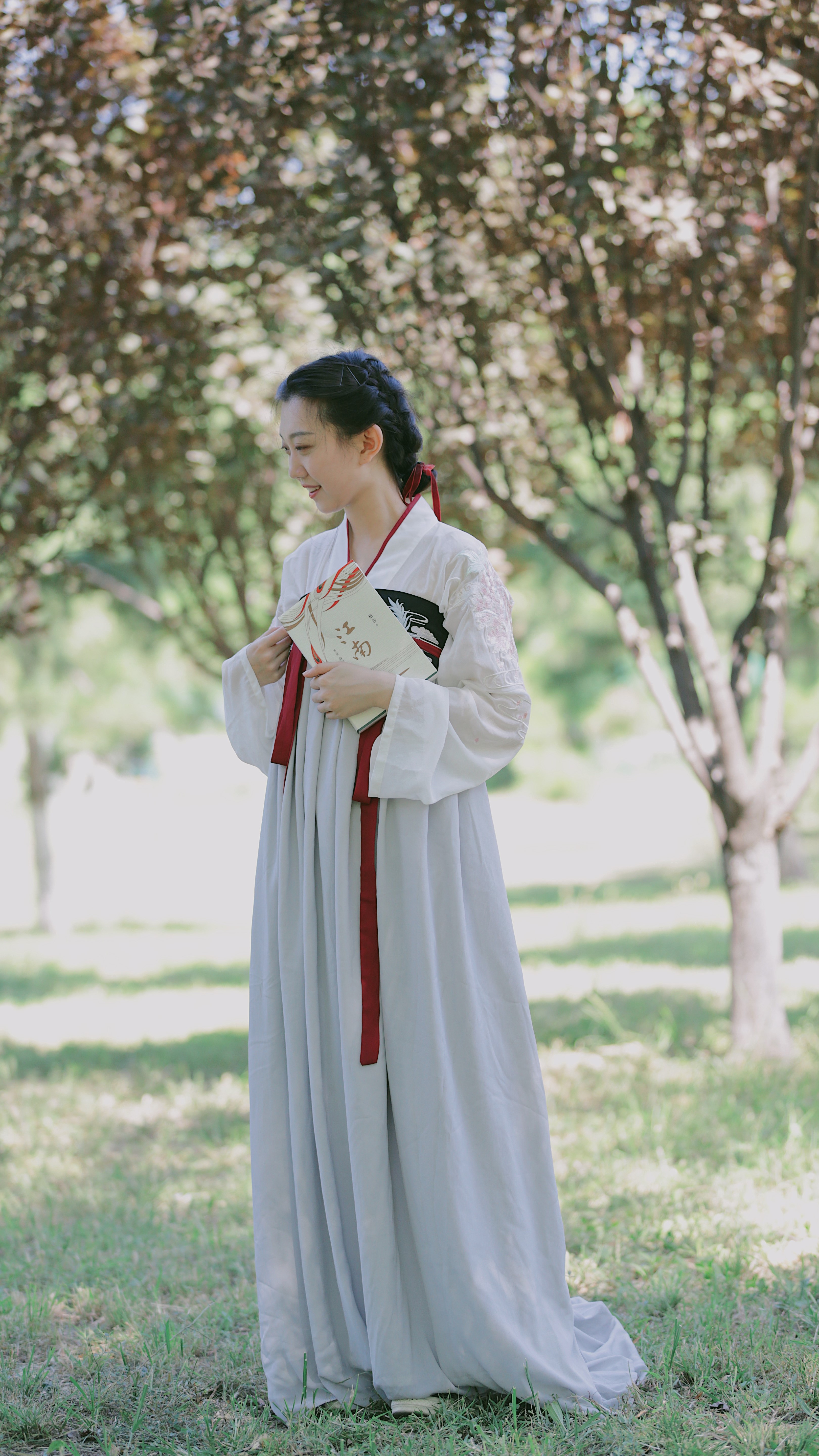 美女拍书的文艺照片,美女拍书照片