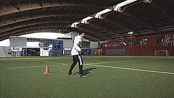 实况足球手机版花式过人技巧,五个过人小技巧