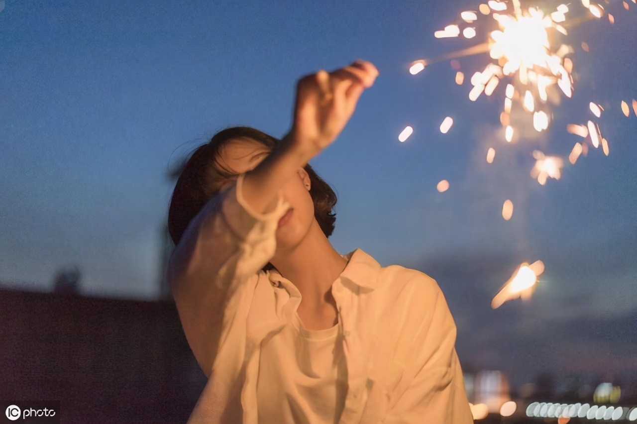 恋爱久了没话题了怎么办,恋爱久了如何保持爱情里的新鲜感