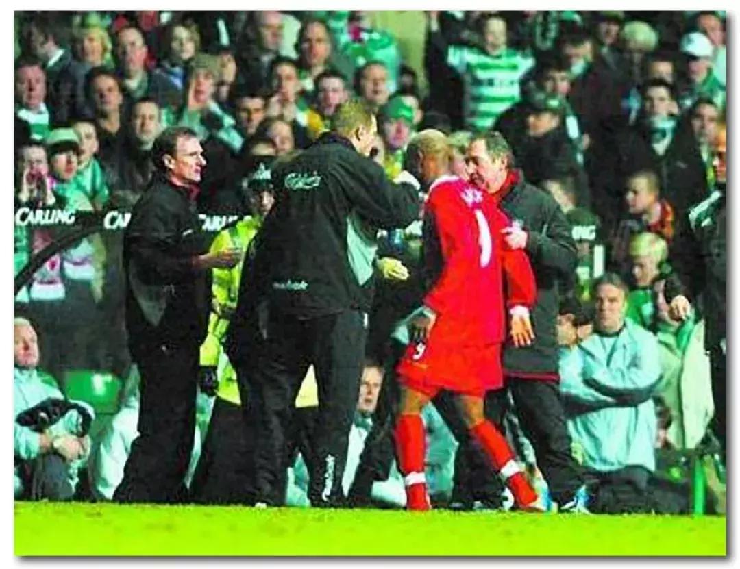 足球场上吐痰不怕滑铲弄到身上吗,为啥足球运动员吐痰