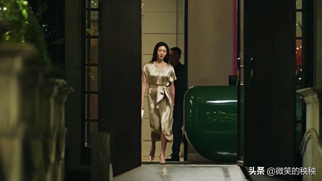 比起顾佳“贵妇”风，王漫妮的显贵穿搭和精准购物，更值得参考