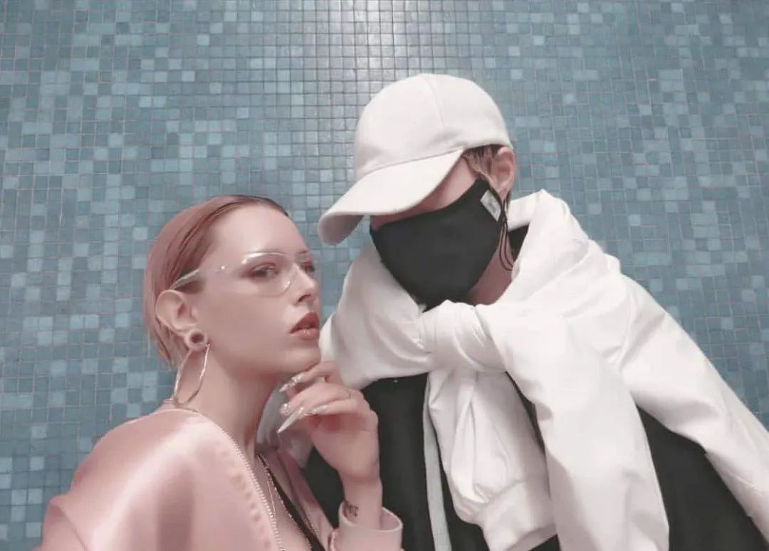 成龙20岁女儿传婚变，清空秀恩爱照片，同性妻子发文称旧照恶心