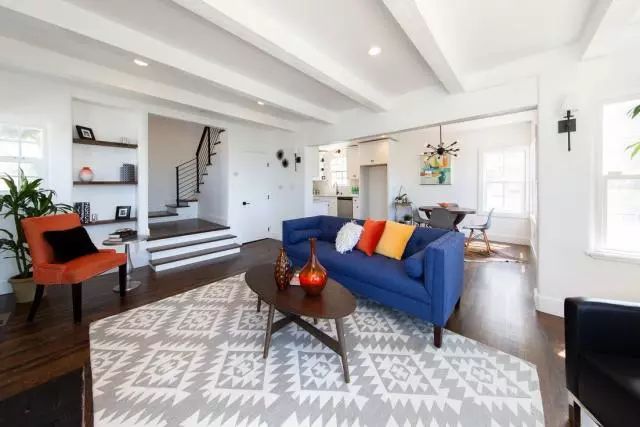 实木地板有些好看有些难看,装了暗色系地板