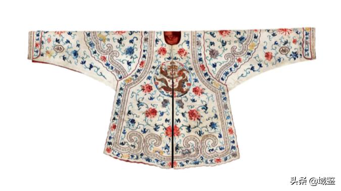 动辄数十万的京剧戏服，写满了中国故事