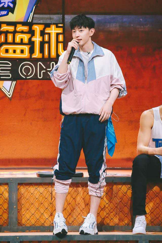 邓伦就是典型的衣架子！穿起绿色拼接运动装，活力四射男友力爆表