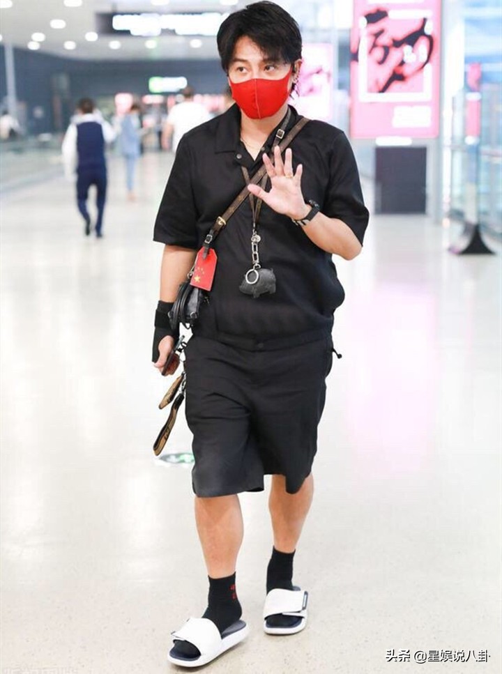 陈志朋穿凉鞋照,陈志朋穿靴子跳舞