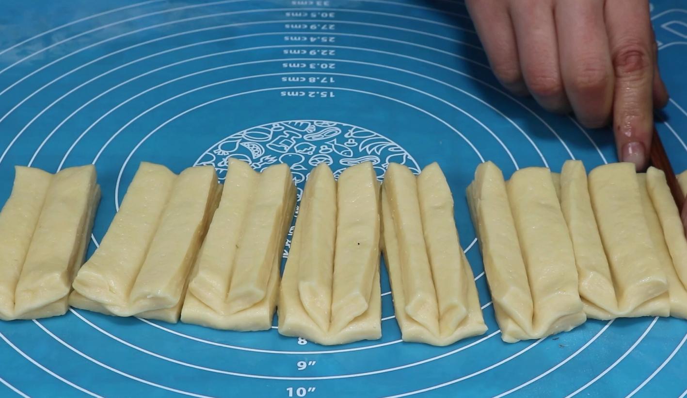 只有面粉和酵母的家庭版油条做法,懒人100种早餐小油条的做法