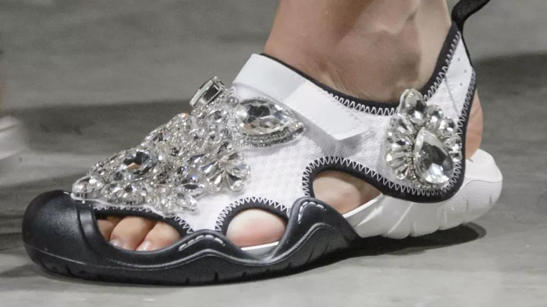 年入90亿,凌晨排队抢不到!史上最丑鞋王,为何突然爆火?