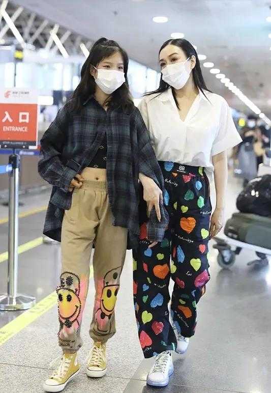钟丽缇带两个女儿现身机场,钟丽缇14岁二女儿颜值逆袭