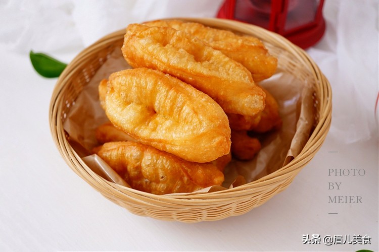 家庭自制油条蓬松酥脆做法简单,自制蓬松酥脆好油条手把手教给你