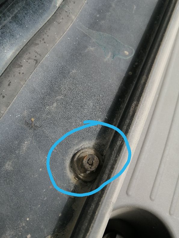 怎么解决福克斯发动机漏水,12款福克斯发动机舱漏水怎么解决