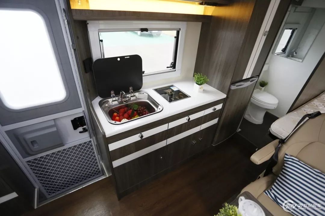 房车大全20-30万的小型c型房车,飞翔房车入门级b型房车价格