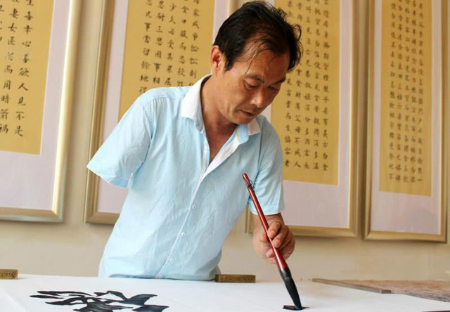仕金正：失去右臂36年，用左笔写出励志人生