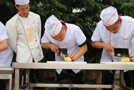 三尺灶台烹尽人生百味,三尺灶台燃战火炊事比武砺精兵