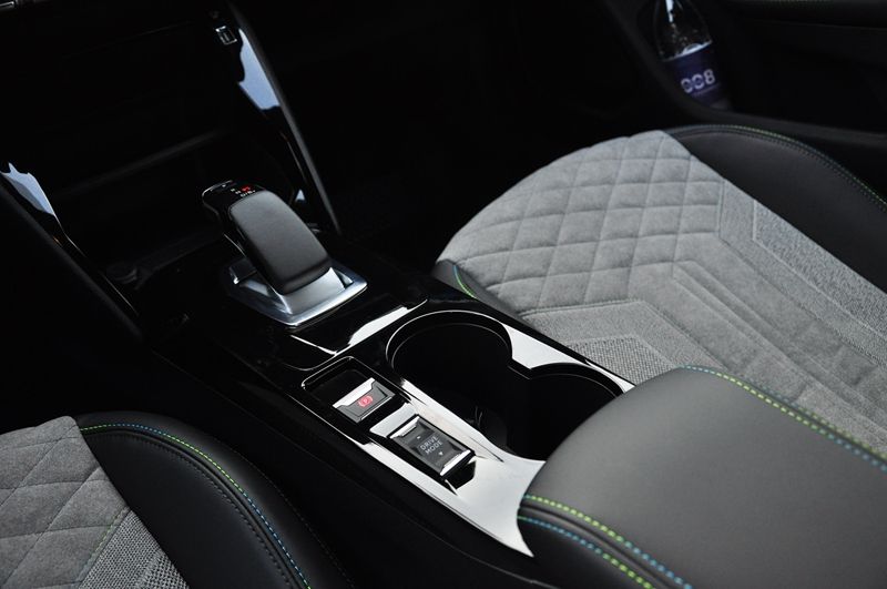 东风标致有一款动力强的车,驾驶感受最好的纯电动suv