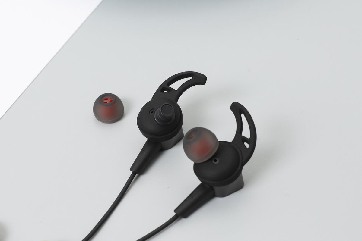 rog降临耳机1和2代区别,rog降临2标准版月曜白入耳式
