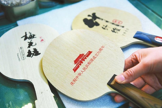 匠心传承成都老人120道工序出一个乒乓球拍