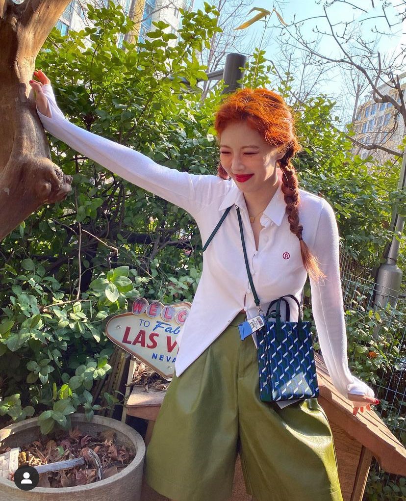 泫雅照相姿势,跟着泫雅学拍照姿势少女感十足