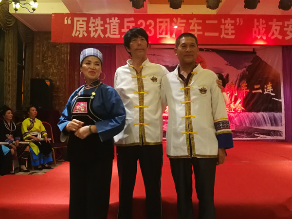 「旅途随笔」贵州安顺,蜂糖山下“银伞”苗