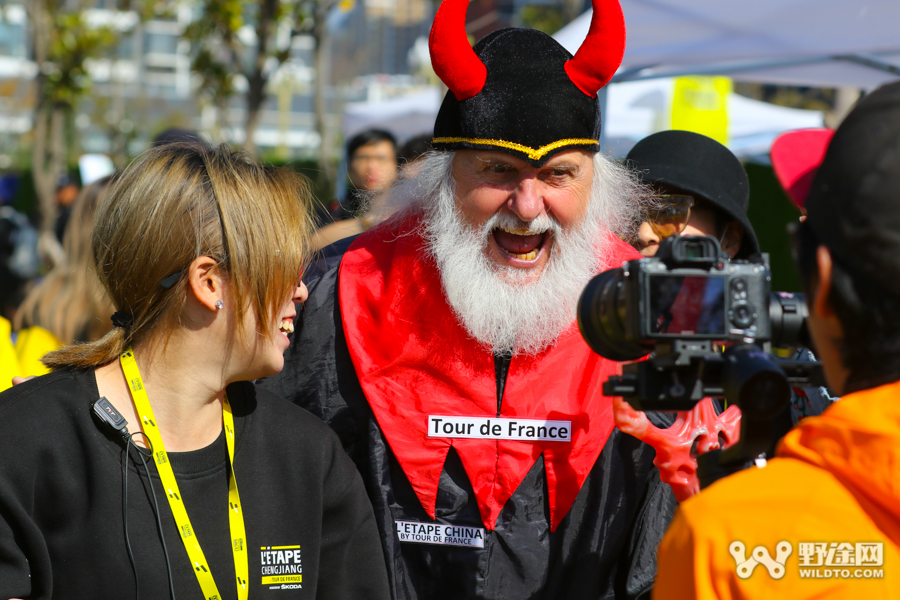 最强车迷应援团：铁粉追每场女子赛，五年花费约10万欧