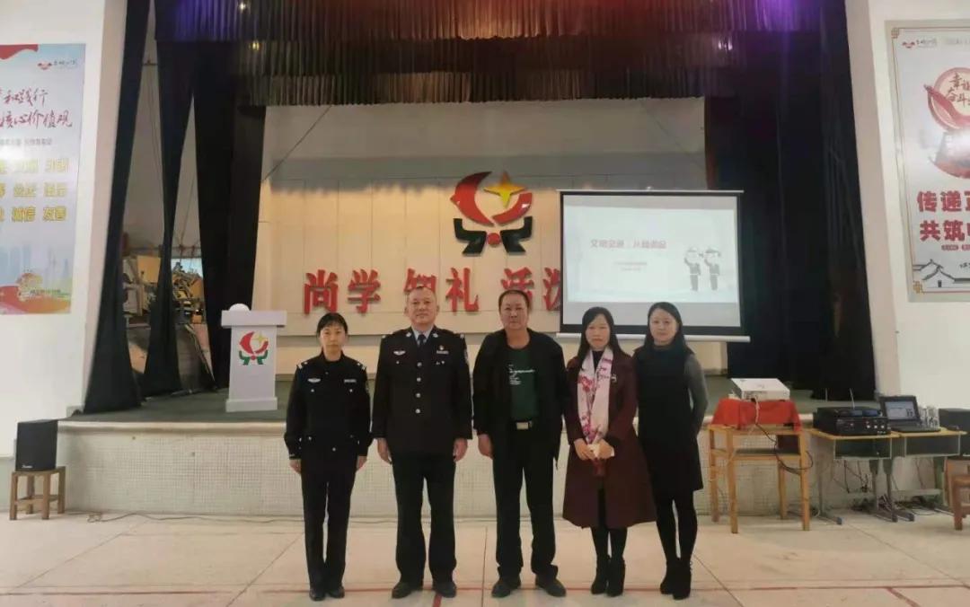 警花带你学交规哪4个时间要记住,警花带你学交规上学请走斑马线