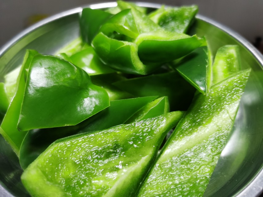 青椒炒新鲜墨鱼做法视频窍门,分享青椒炒墨鱼片制作过程