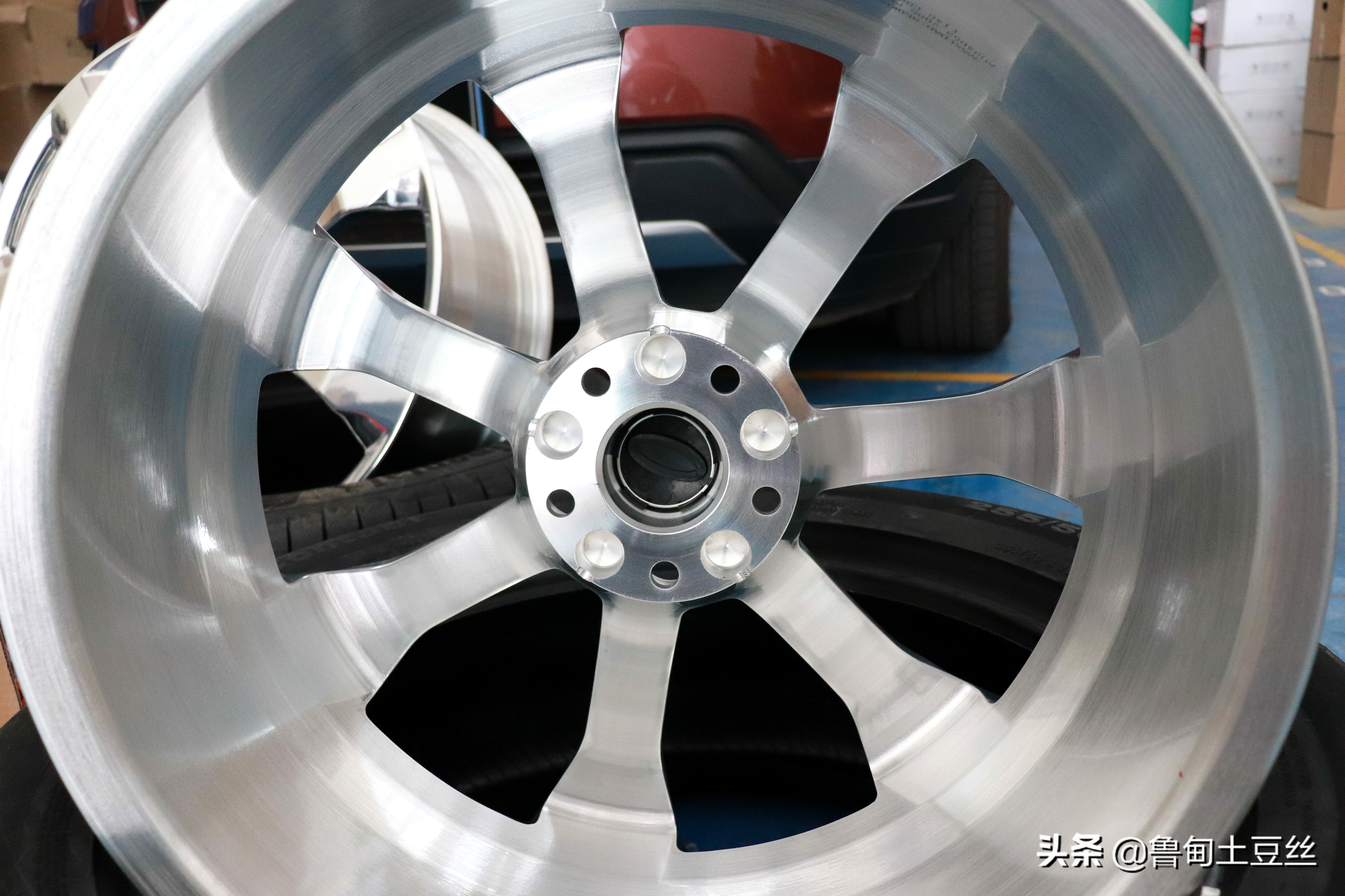 「毂锐驰」舒适操控乐趣兼备—进口探险者改装劲风驰轮胎静音棉