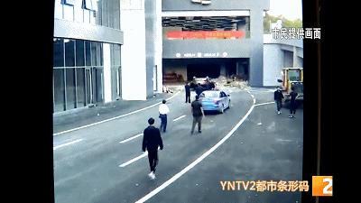 昆明一女子开车不慎坠落河中,昆明轿车高空坠落