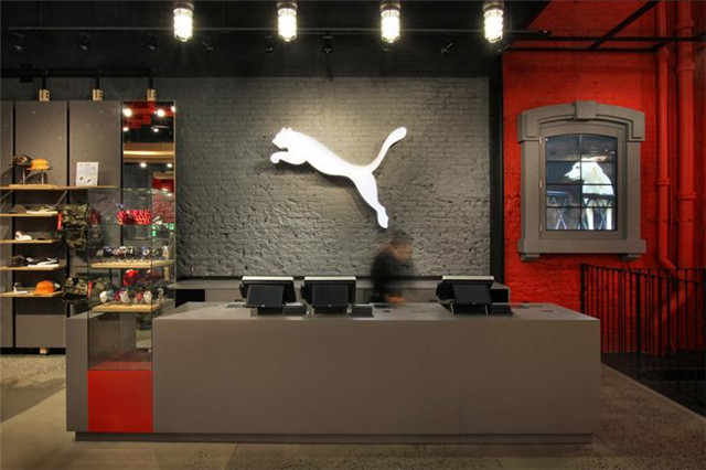 弟弟制鞋，哥哥管理，因利益反目成仇，分家后弟弟创造出阿迪达斯