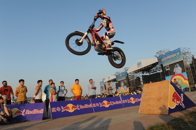 许书标和颜斌生产的红牛饮料,红牛创始人许书标秘书图片