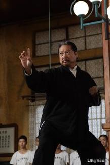 洪金宝年轻戴眼镜照片,洪金宝戴眼镜出场