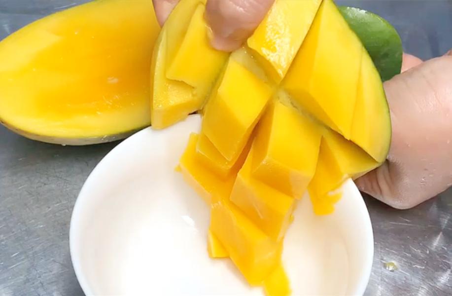 芒果的正确打开方式不用脏手,芒果可以怎样剥皮不用刀不用牙签