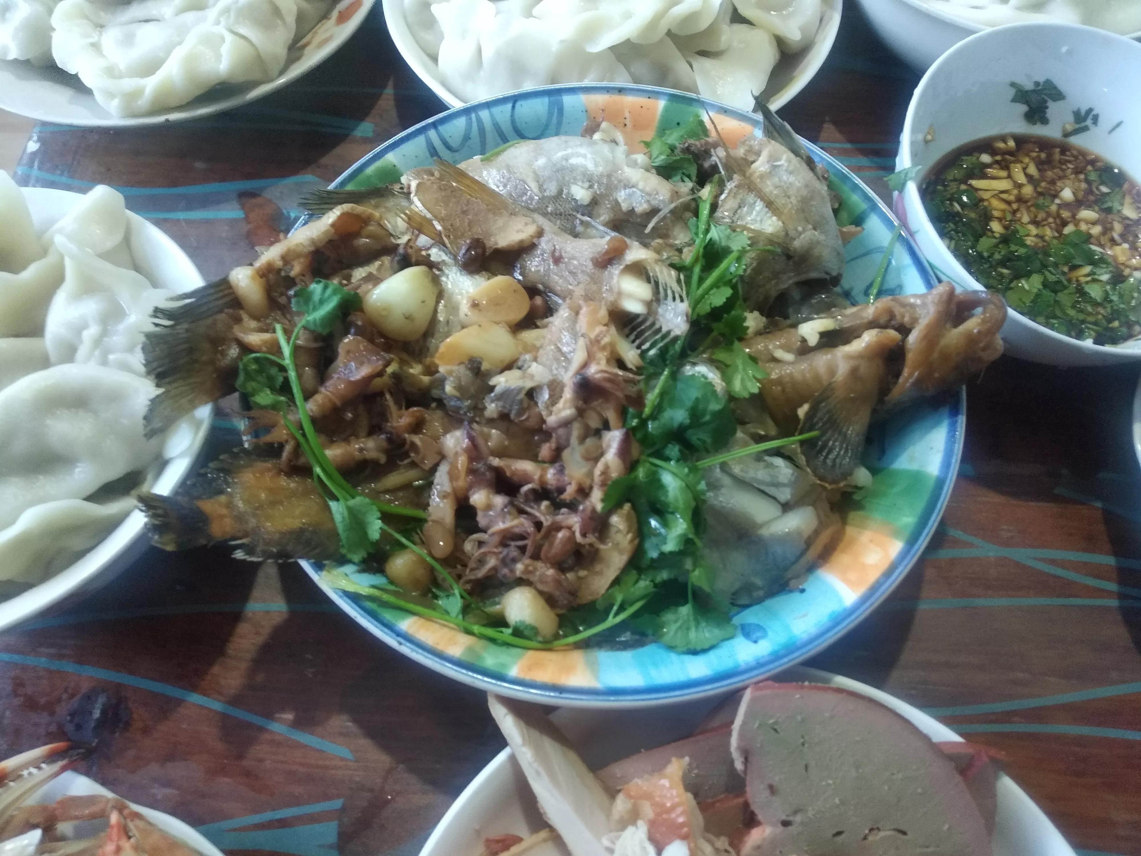 周末陪老丈人卖秋菜,丈母娘做了一大桌菜,网友:还有小姨子没