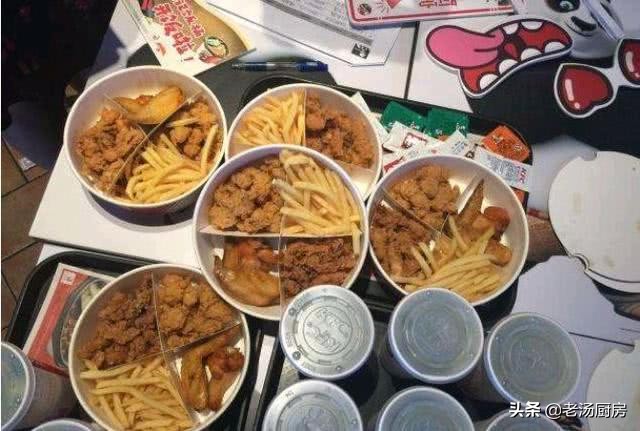 肯德基全家桶下面垫东西,肯德基全家桶里的白纸是真的吗