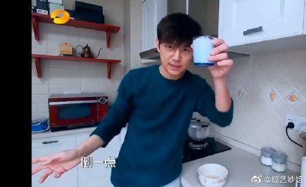 何炅同款随手小蛋糕完整教程出炉,何炅用方便面做蛋饼的视频