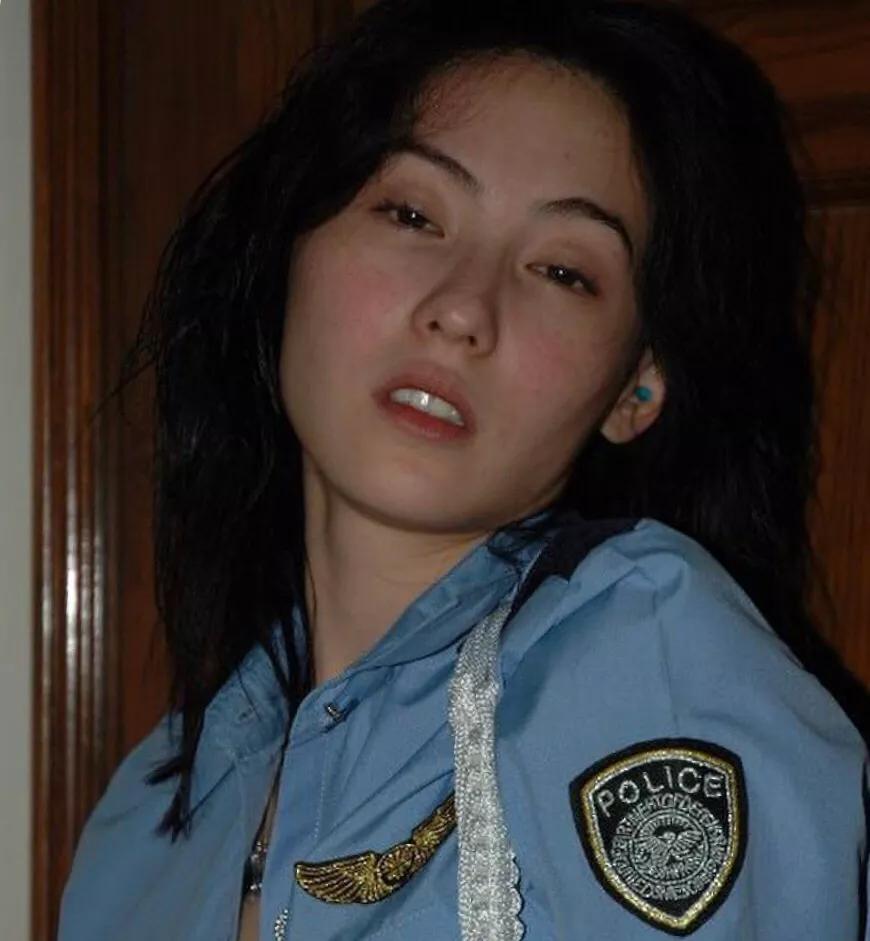 张柏芝生三胎后首度公开亮相,张柏芝三胎晒母子四人