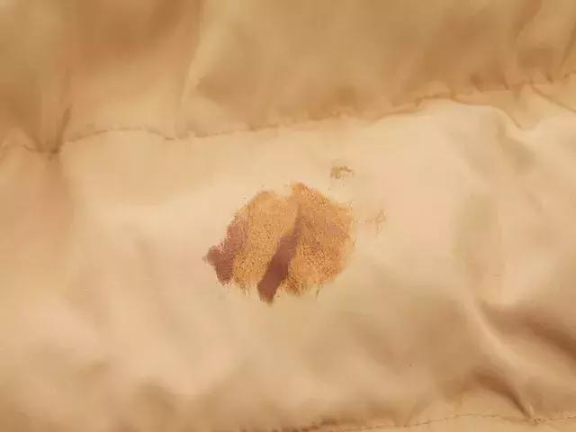 脏羽绒服真的可以一喷去污吗,羽绒服上的毛领脏了正确洗涤方法