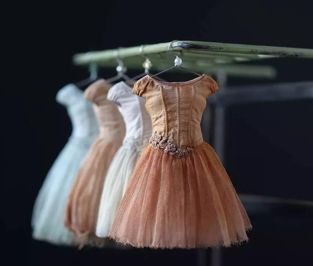 恨不能把她的芭比娃衣穿上自己身上......